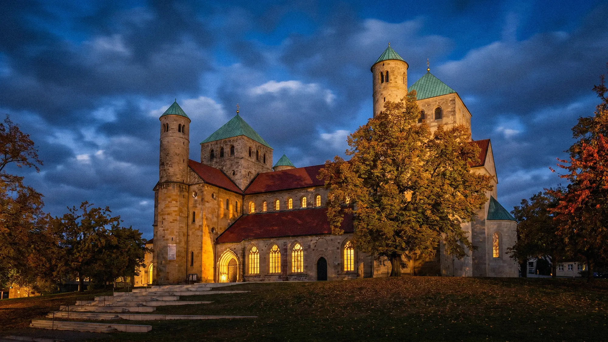 TERRAbyte Medien und Marketing Agentur für Hildesheim - St. Michaeliskirche -Nachtaufnahme
